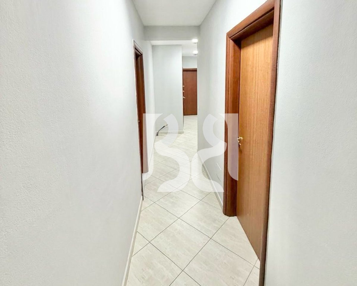APARTAMENT ME QERA 2+1+2 PRANE ISH STACIONIT TE TRENIT