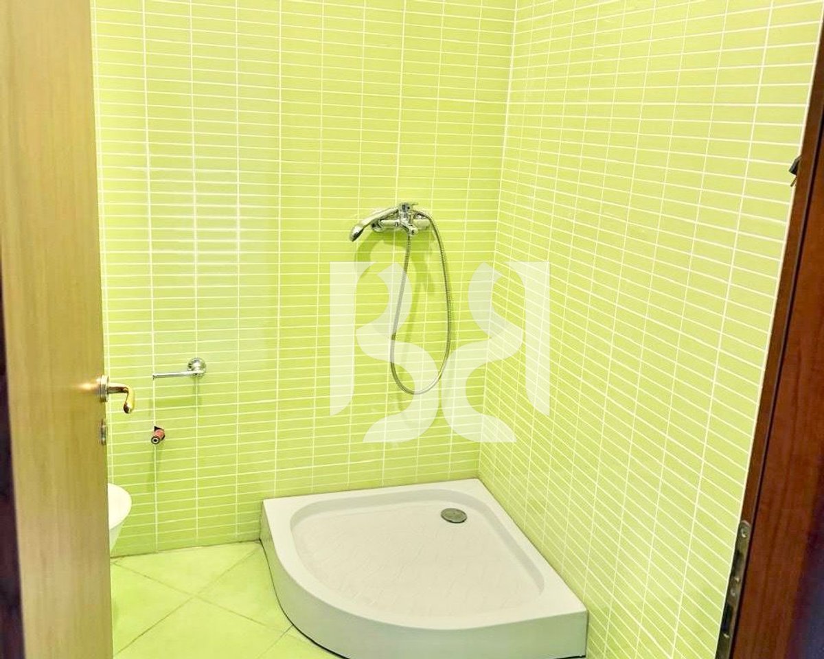 APARTAMENT ME QERA 2+1+2 PRANE ISH STACIONIT TE TRENIT