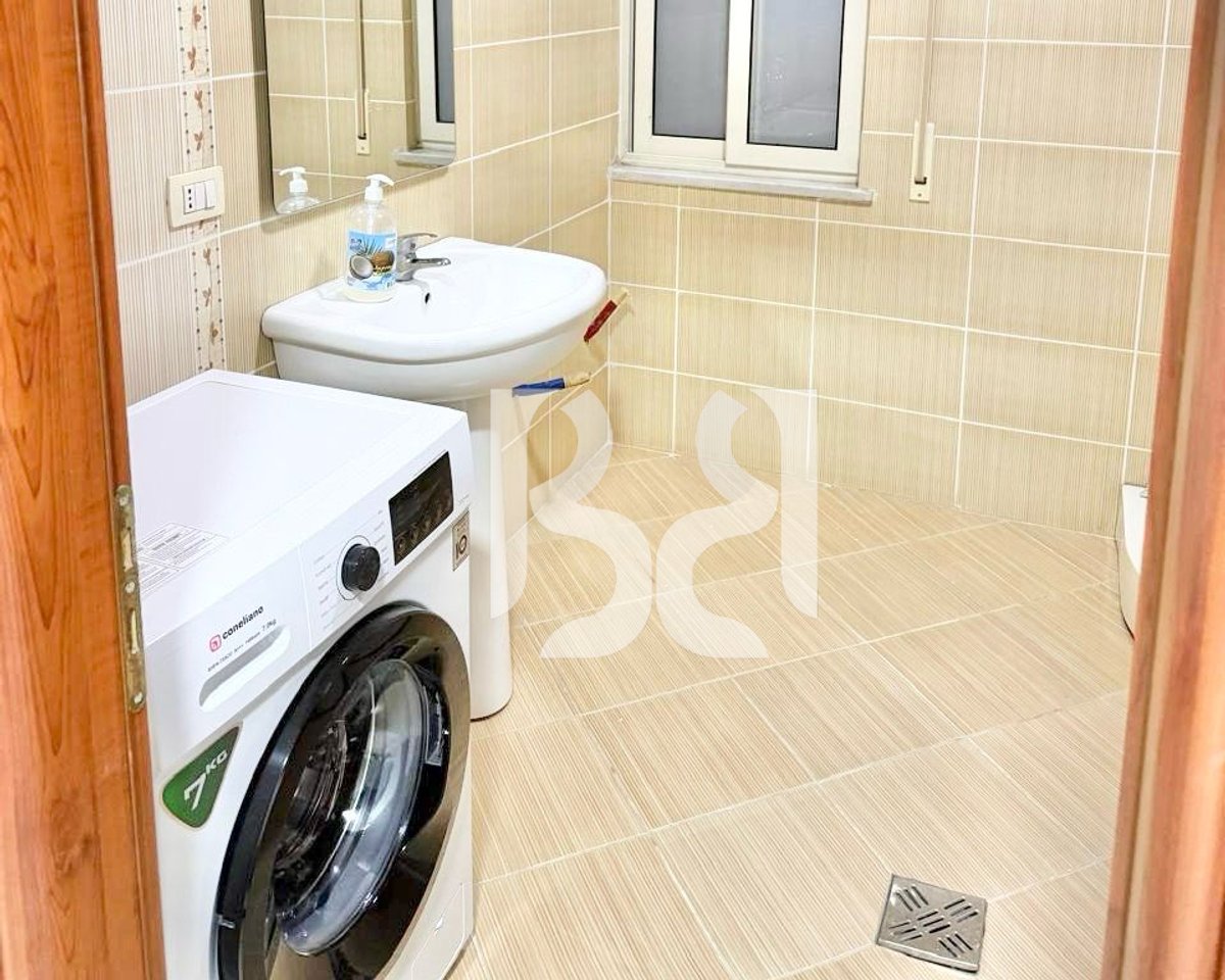 APARTAMENT ME QERA 2+1+2 PRANE ISH STACIONIT TE TRENIT