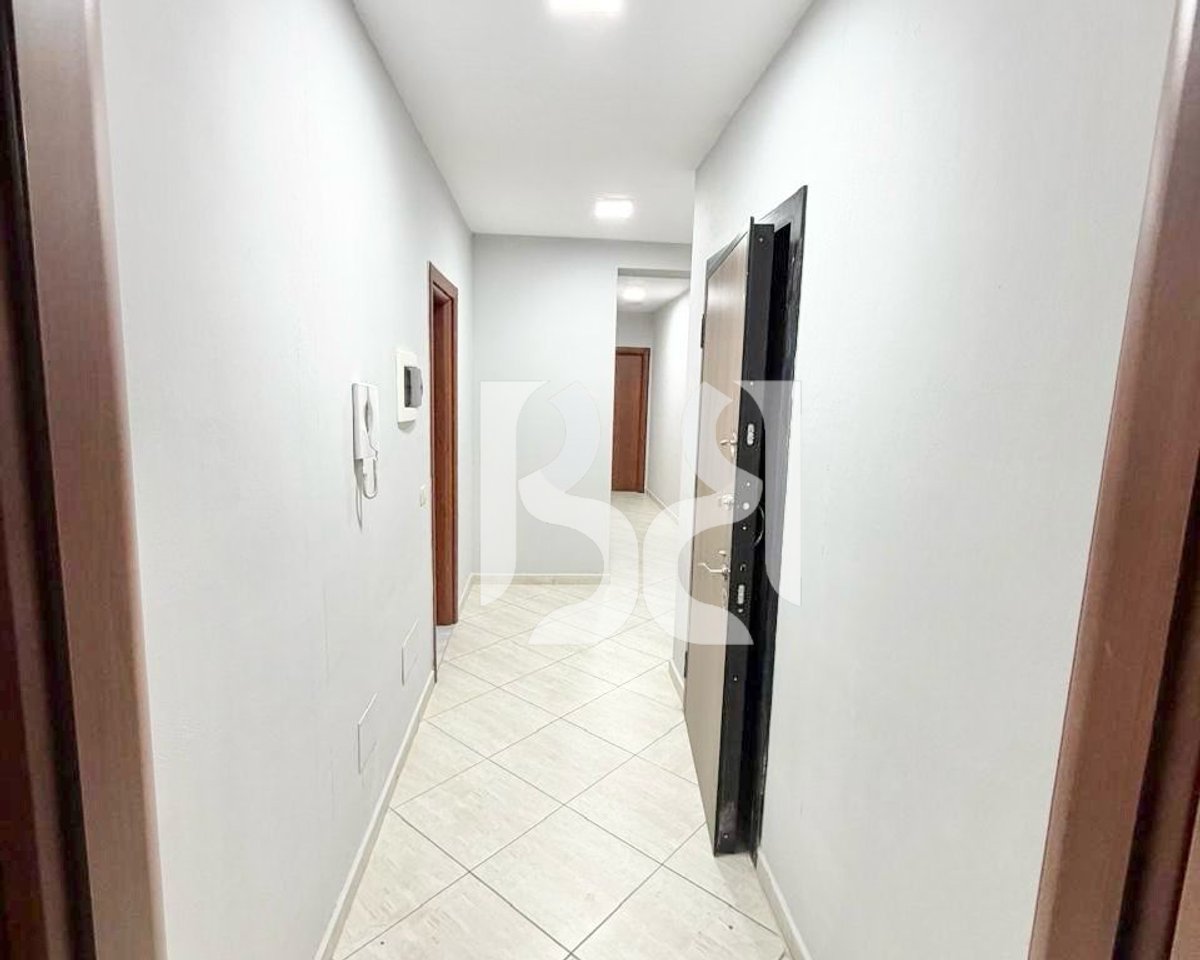 APARTAMENT ME QERA 2+1+2 PRANE ISH STACIONIT TE TRENIT