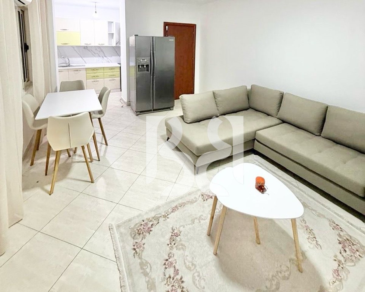 APARTAMENT ME QERA 2+1+2 PRANE ISH STACIONIT TE TRENIT