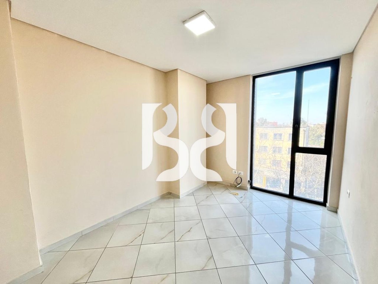 IN AFFITTO UFFICIO 1+1+BALCONE VICINO BIRRA TIRANA