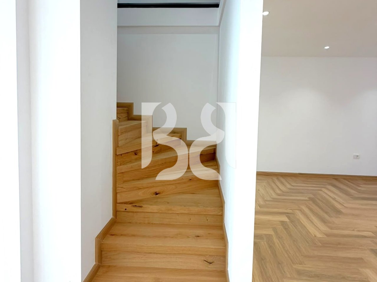 AMBIENT BIZNESI DUPLEX ME QIRA TE KOMPLEKSI DELIJORGJI