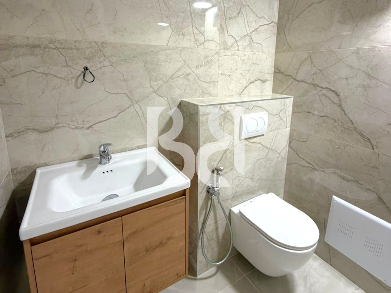 AMBIENT BIZNESI DUPLEX ME QIRA TE KOMPLEKSI DELIJORGJI
