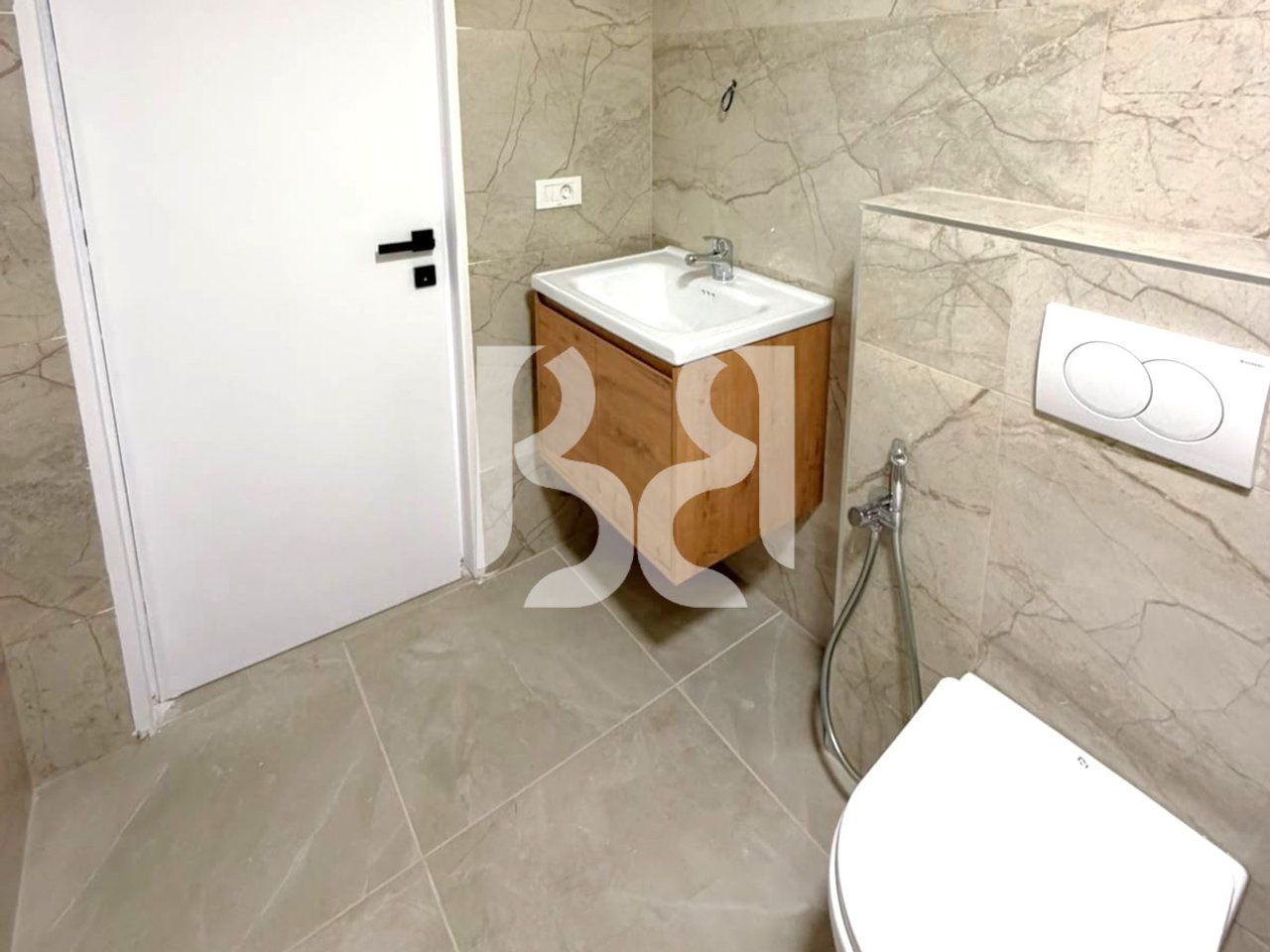 AMBIENT BIZNESI DUPLEX ME QIRA TE KOMPLEKSI DELIJORGJI