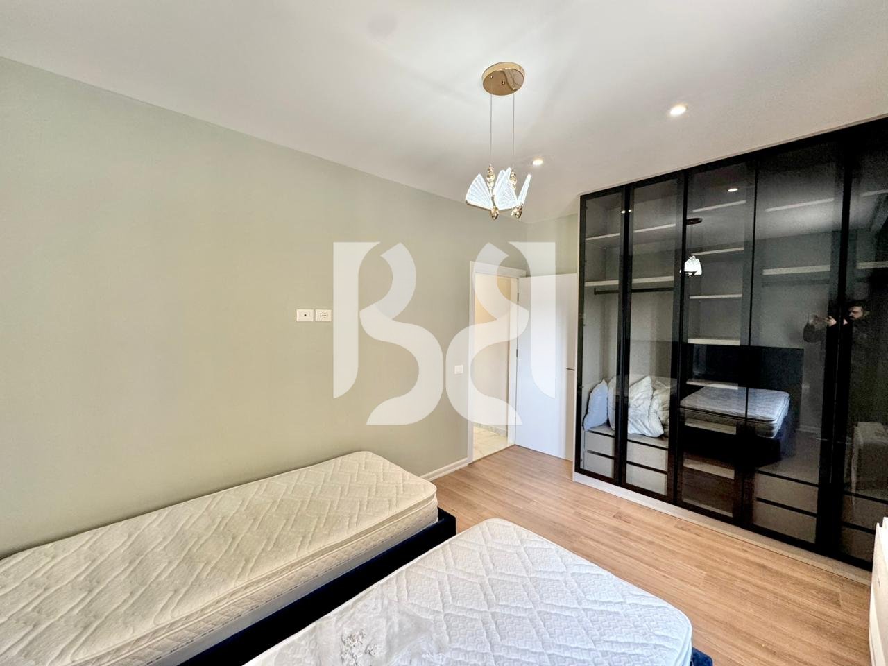 APARTAMENT  2+1+2 + PARKING ME QIRA PRANE LIQENIT TE FARKES REZIDENCA LAKELAND*