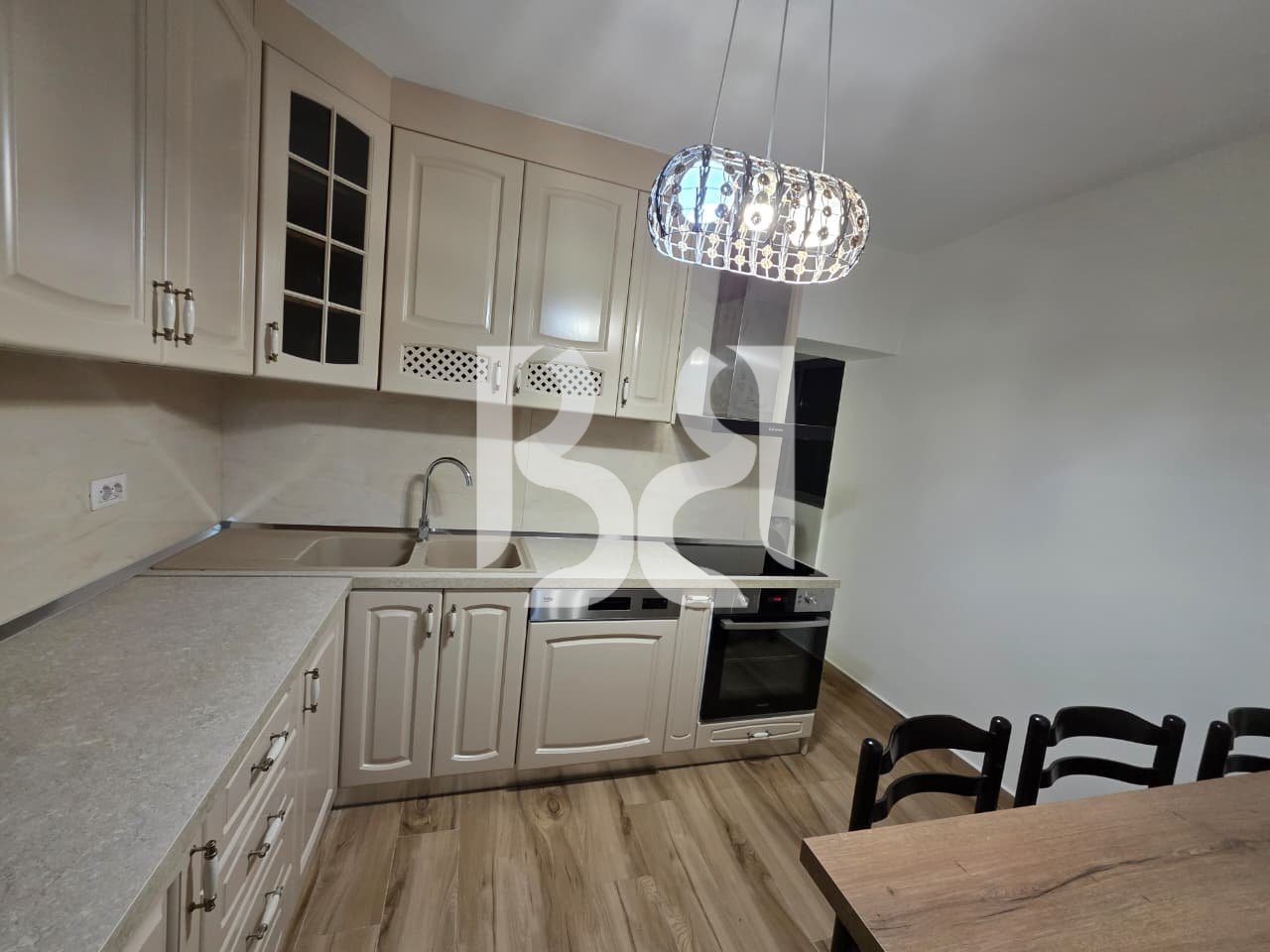 JEPET ME QERA APARTAMENT 4+1+2.*