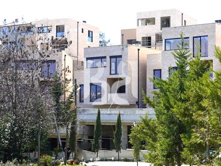 VILE MODERNE TRIPLEX NE SHITJE TEK SWAN RESIDENCE