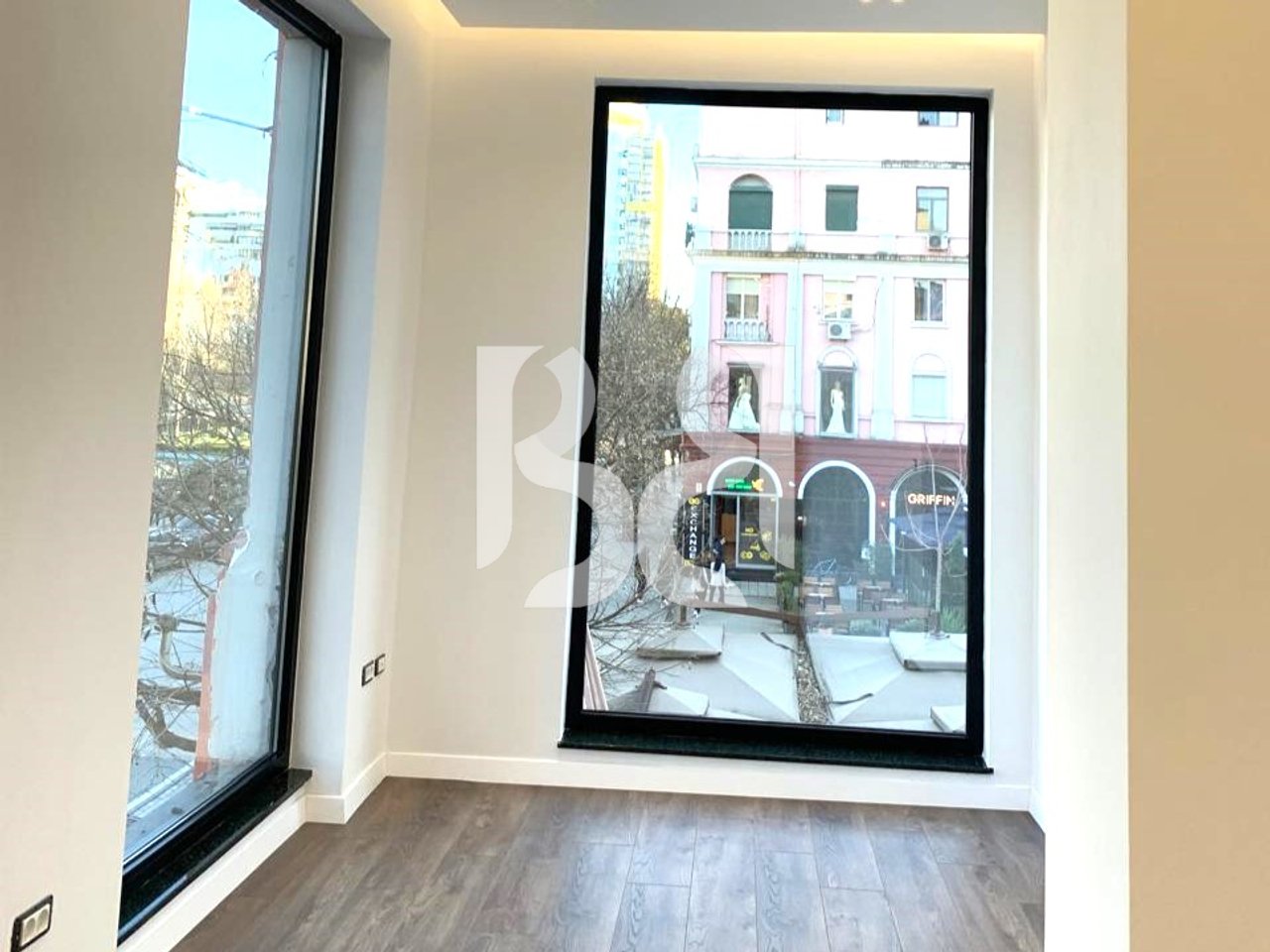 JEPET ME QERA APARTAMENT/AMBIENT TE ZONA E TAJVANIT*