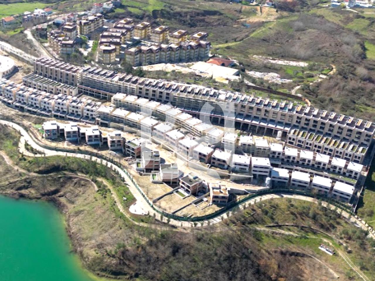 VILE MODERNE TRIPLEX NE SHITJE TEK SWAN RESIDENCE