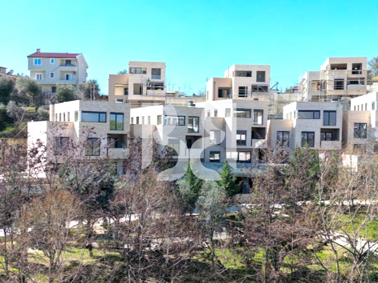 VILE MODERNE TRIPLEX NE SHITJE TEK SWAN RESIDENCE