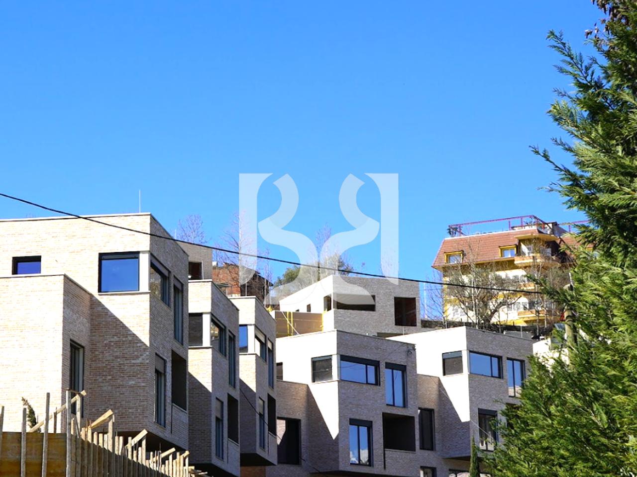 VILE MODERNE ME PISHINE NE SHITJE TEK SWAN RESIDENCE