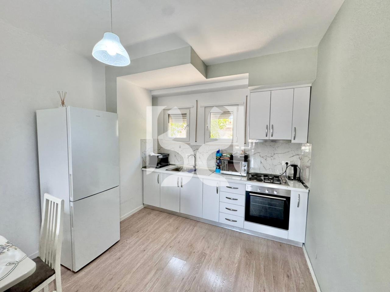 Shitet Apartament 2+1 + Parking në Kodrën e Diellit 2, Tiranë