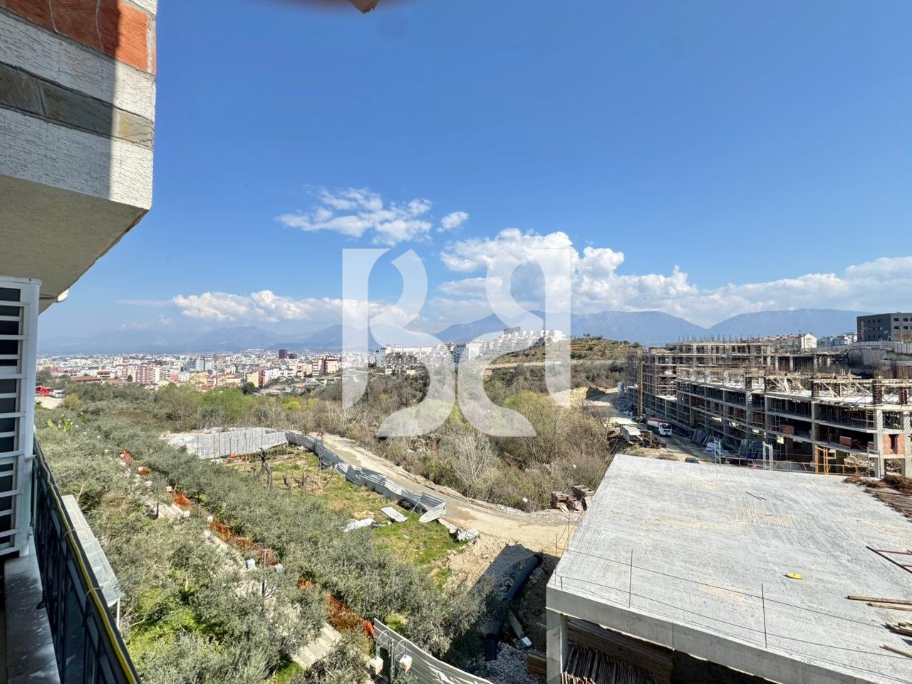 Shitet Apartament 2+1 + Parking në Kodrën e Diellit 2, Tiranë