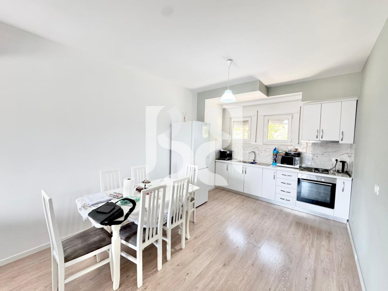 Shitet Apartament 2+1 + Parking në Kodrën e Diellit 2, Tiranë