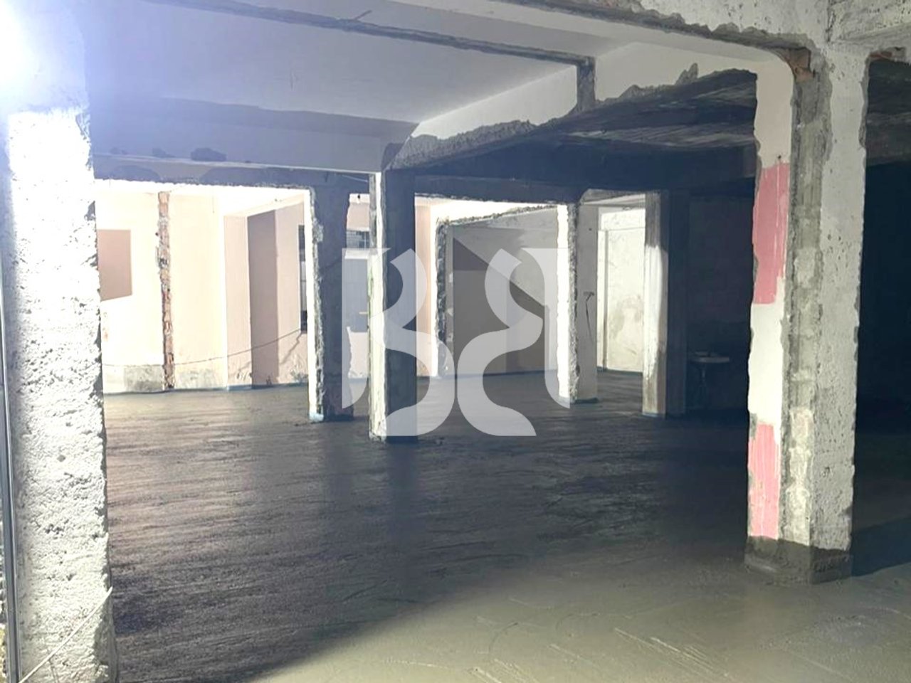 AMBIENT BIZNESI ME QERA TEK SAUKU I RI*