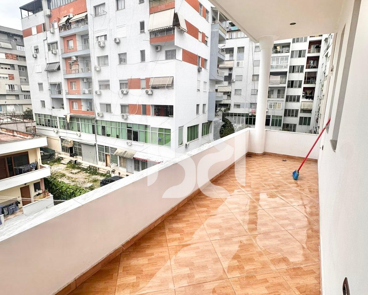 APARTAMENT ME QERA 1+1 PRANE VILA L, ASTIR**