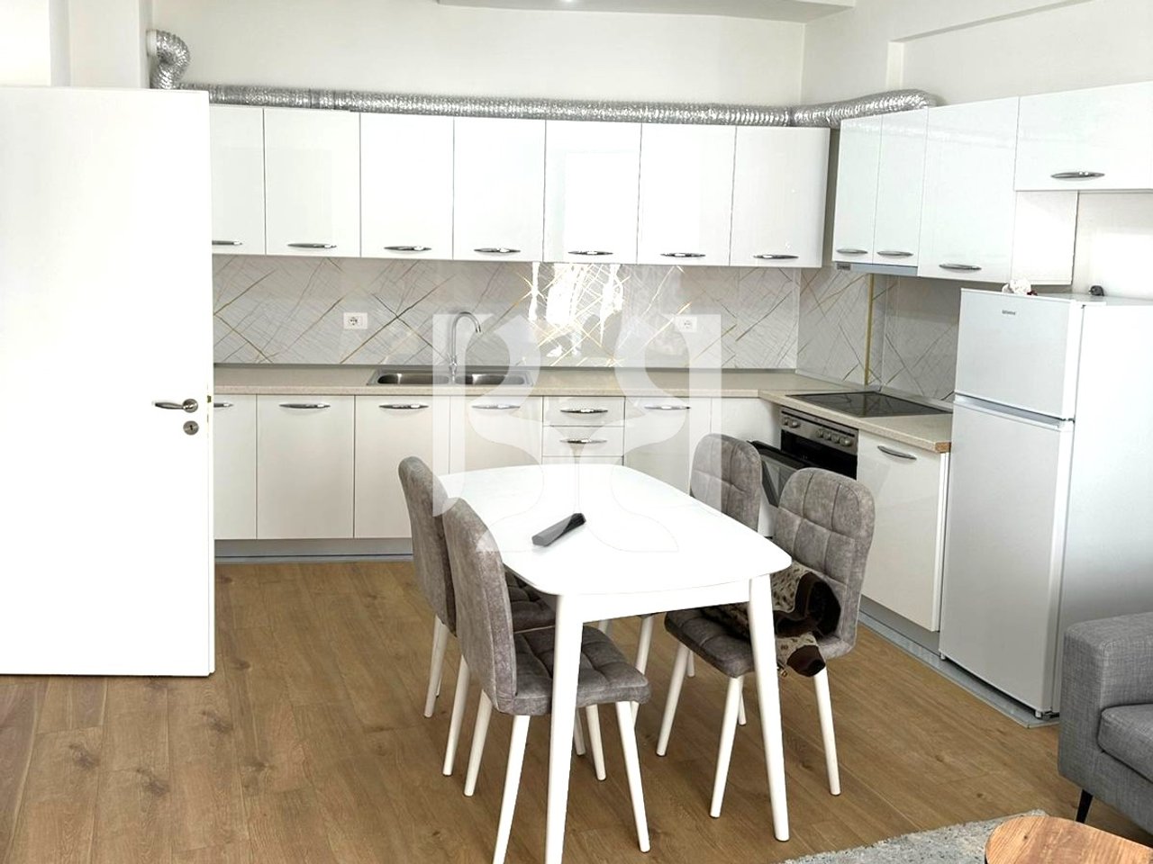 APARTAMENT 2+1 ME QIRA TEK VILA L2 550 EURO