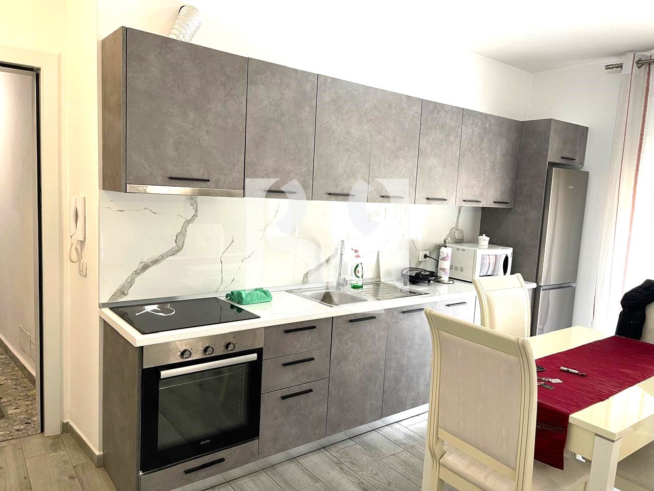 APARTAMENT 1+1 ME QERA TEK MEDRESEJA 650€