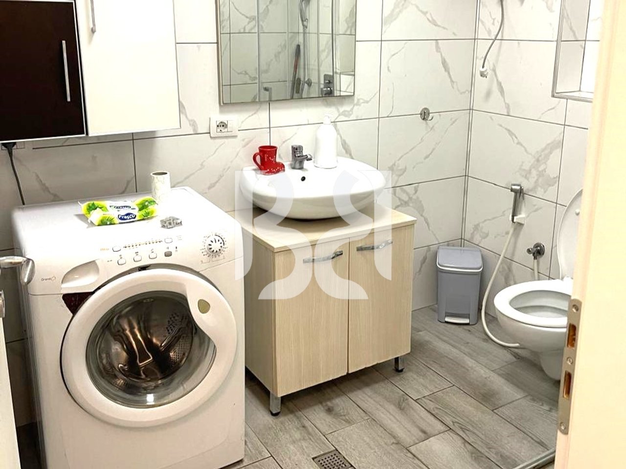 APARTAMENT 1+1 ME QERA TEK MEDRESEJA 650€