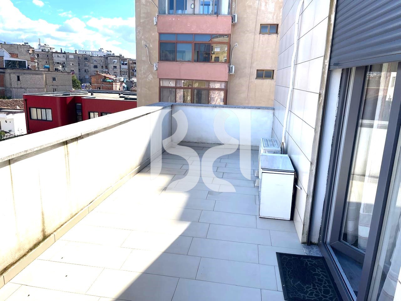 APARTAMENT 1+1 ME QERA TEK MEDRESEJA 650€