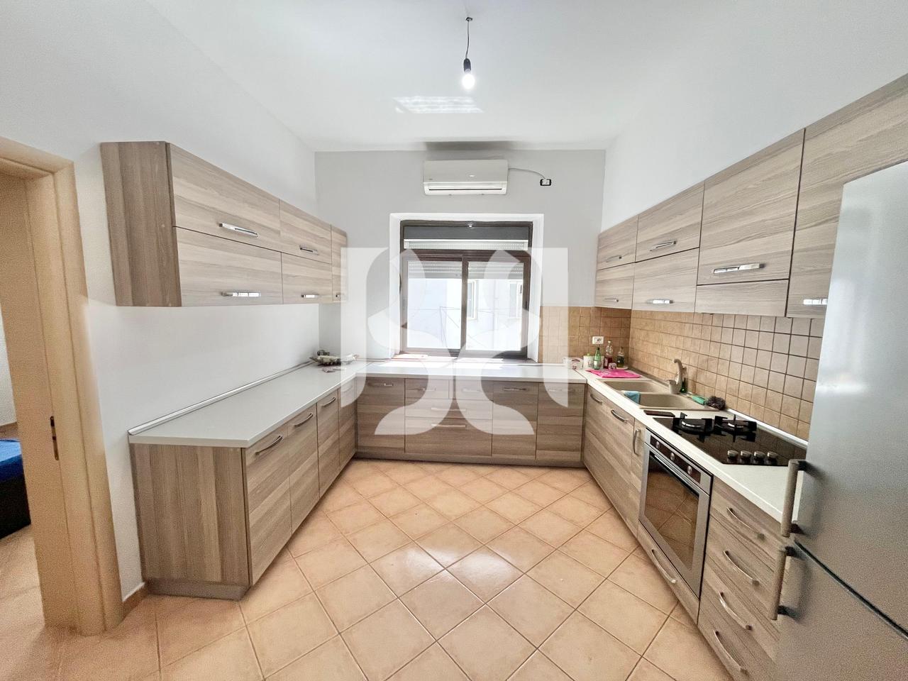 APARTAMENT 3+1+BALLKON ME QIRA QENDER PRANE KAFE FLORA*