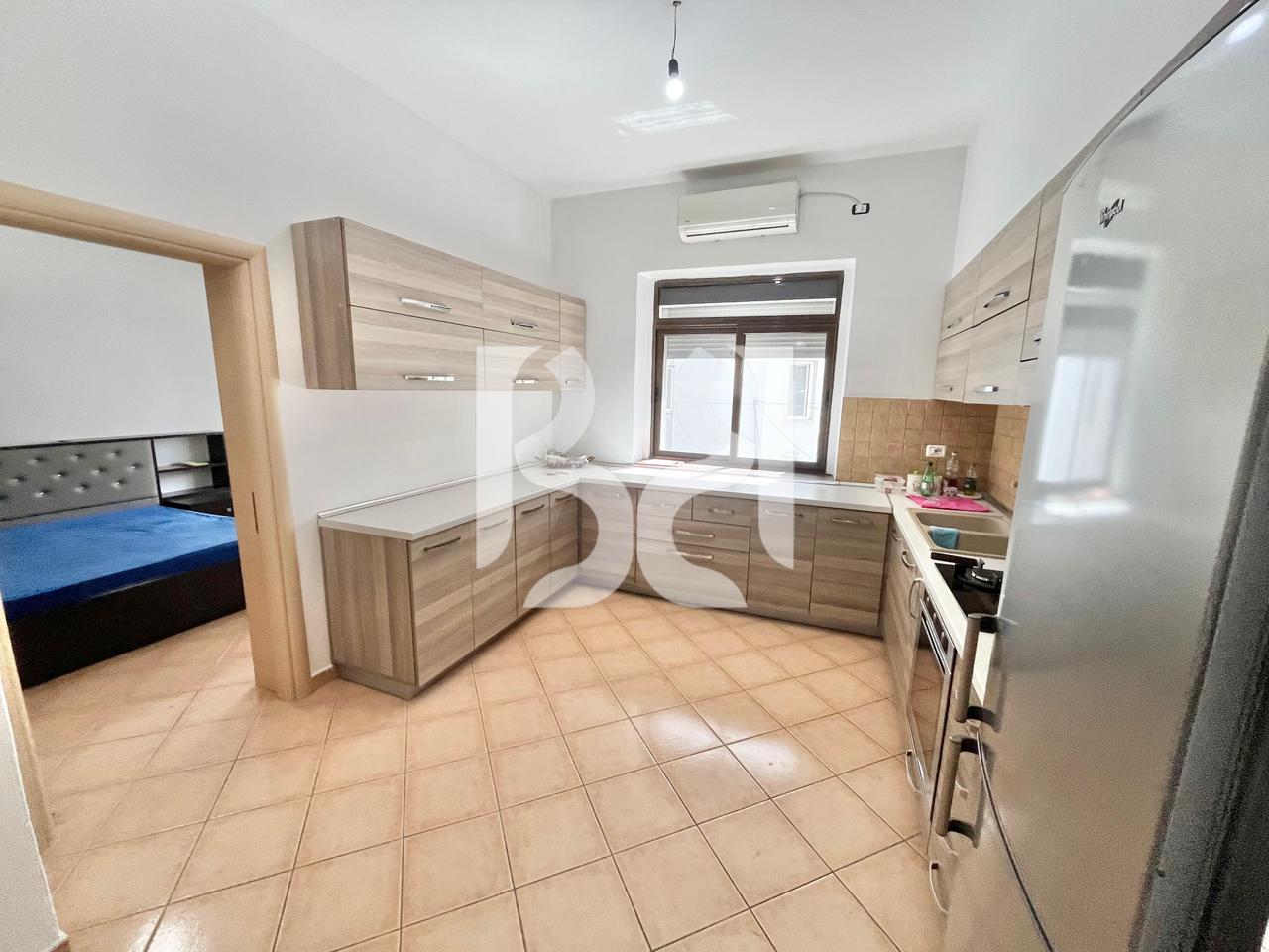 APARTAMENT 3+1+BALLKON ME QIRA QENDER PRANE KAFE FLORA*