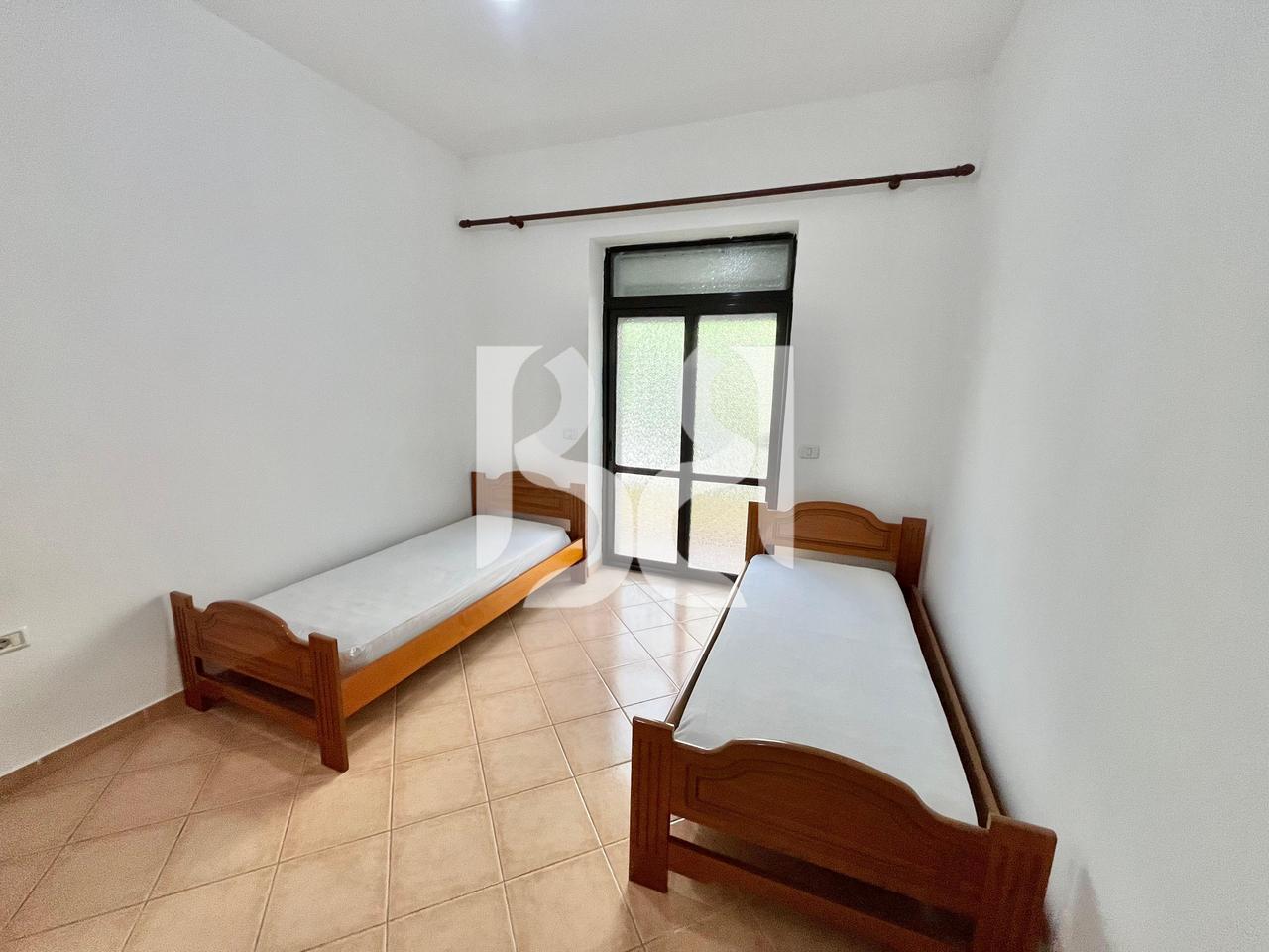 APARTAMENT 3+1+BALLKON ME QIRA QENDER PRANE KAFE FLORA*