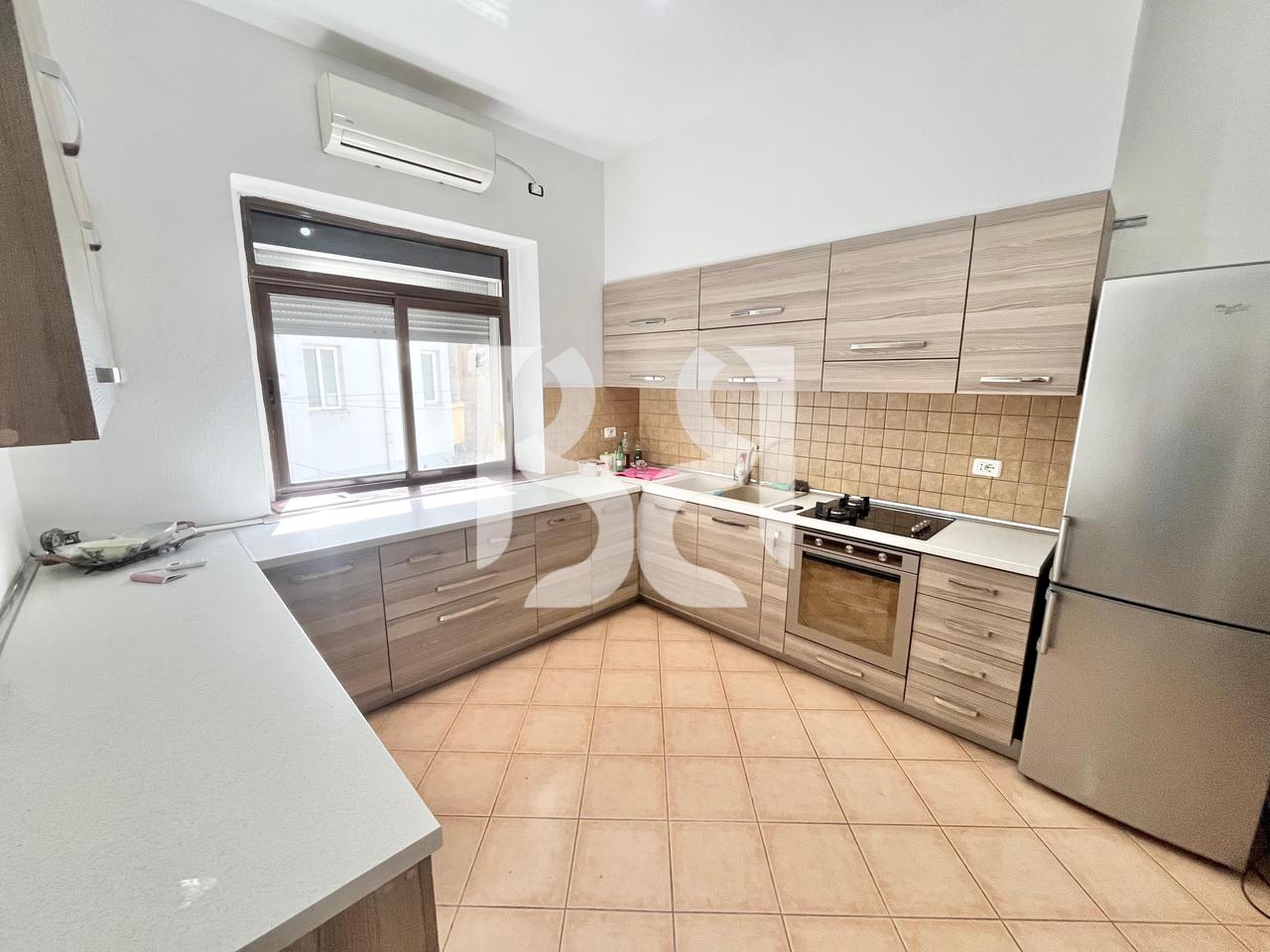 APARTAMENT 3+1+BALLKON ME QIRA QENDER PRANE KAFE FLORA*