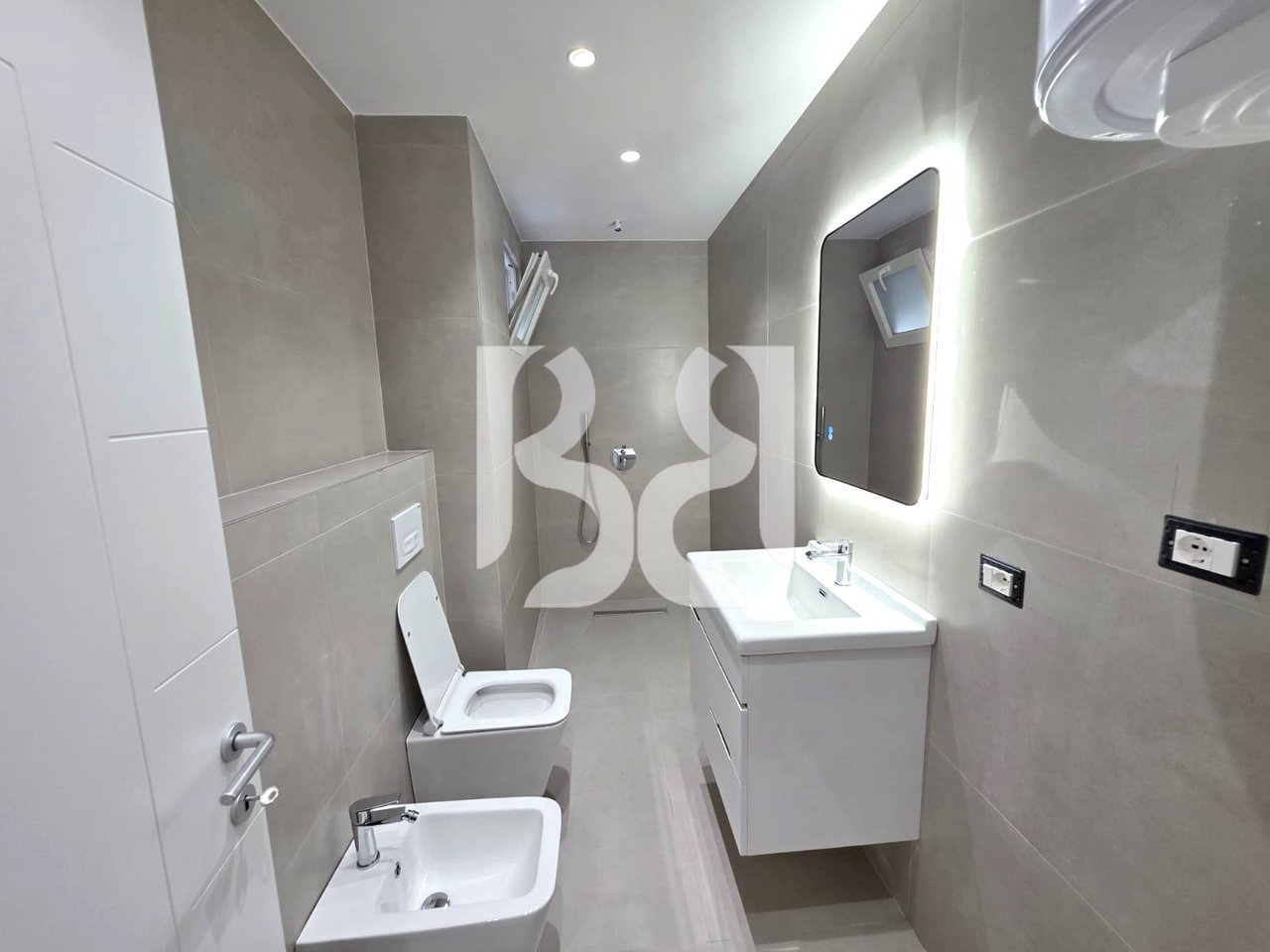 APARTAMENT 2+1 PER SHITJE PRANE OXHAKUT