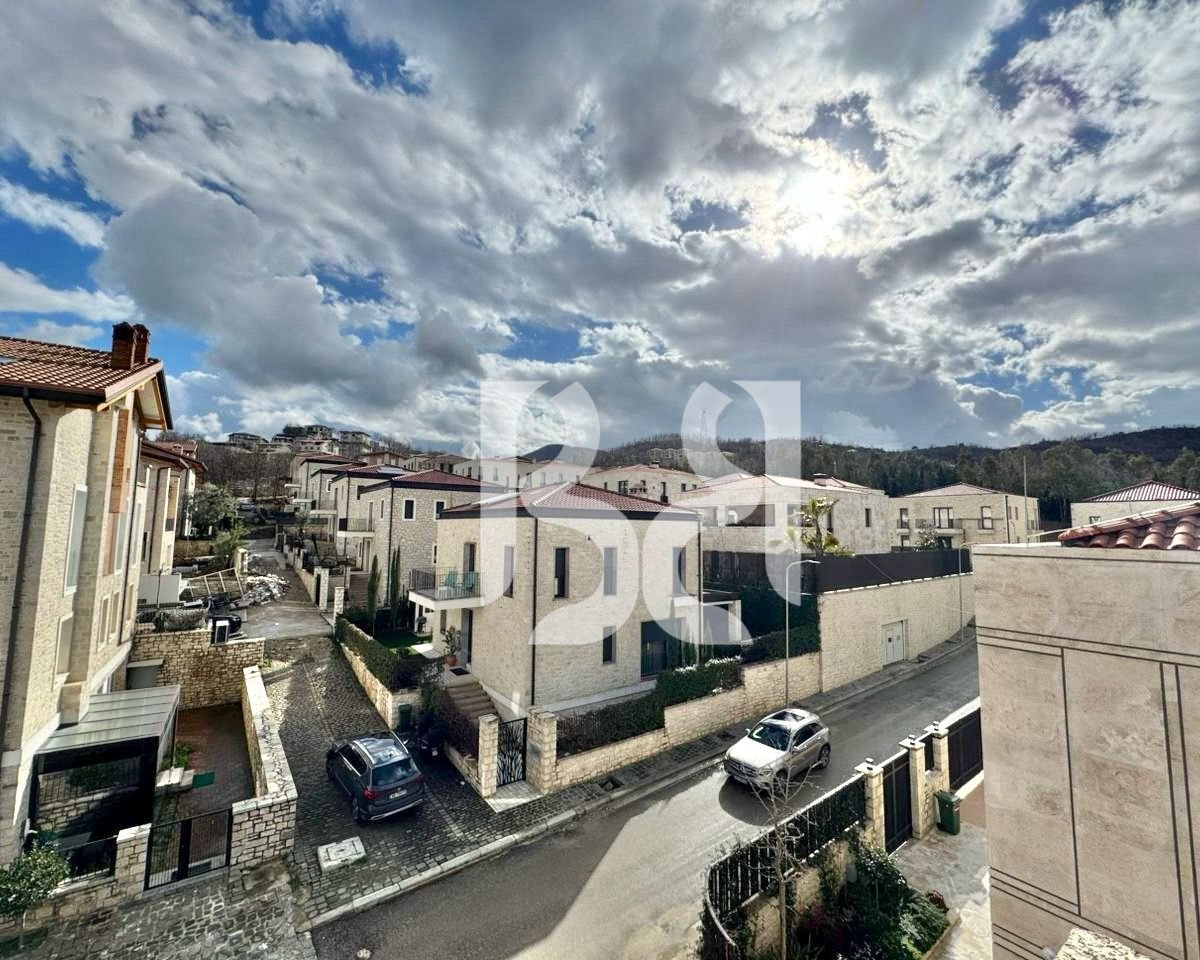 APARTAMENT ME QERA 3+1+2 ME 3 PARKIME TE SECRET GARDEN*