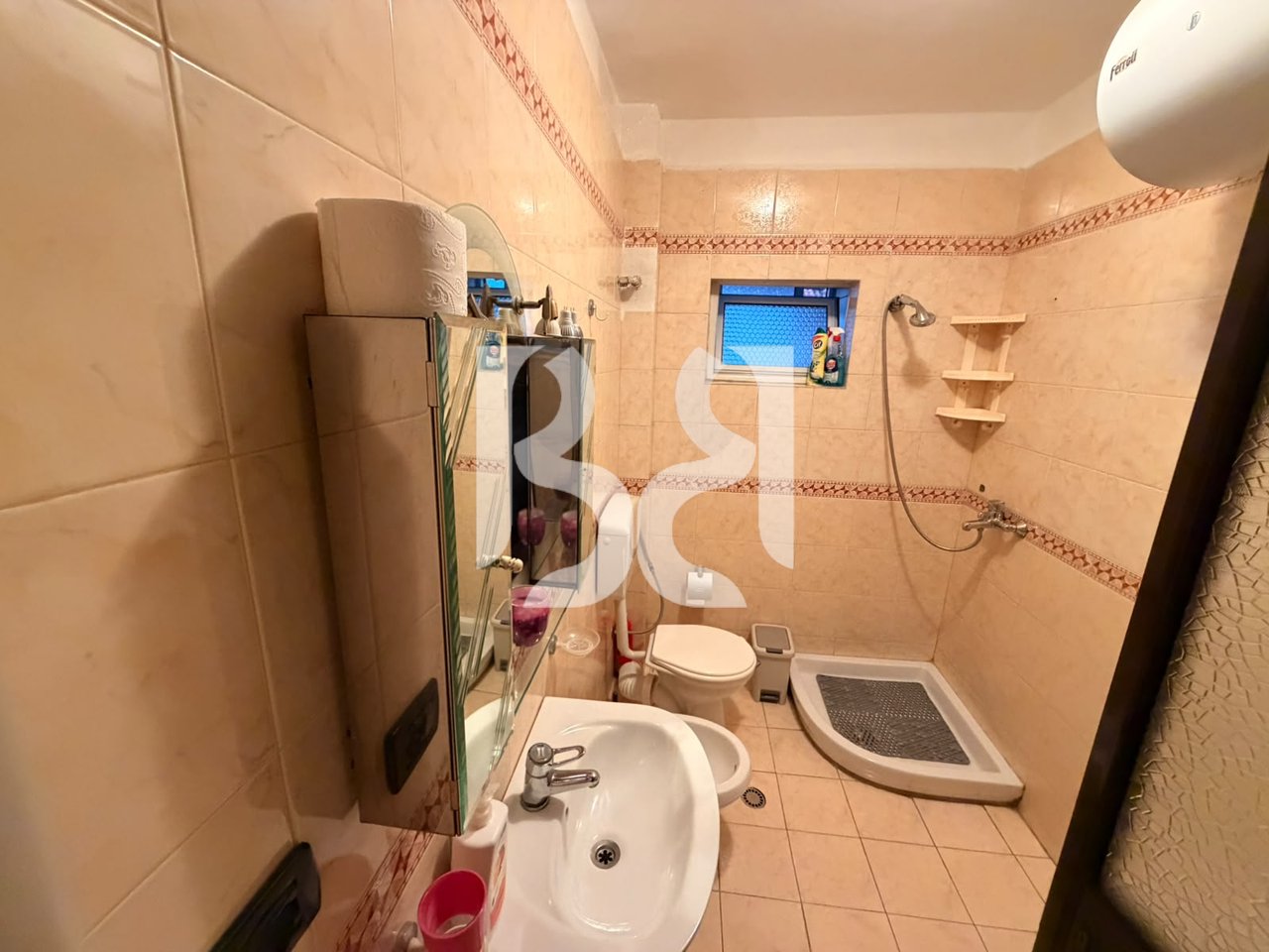 APARTAMENT ME QERA 2+1 NE PORCELAN, MBRAPA UET*