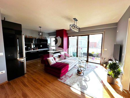 Apartament 2+1 me Qira te Mine Peza, Tiranë | Totalisht i Mobiluar | Pallat i Ri me Ashensor | 80,000 Lekë/Muaj