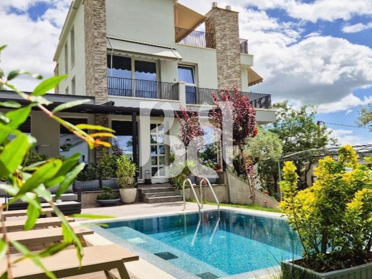 Vilë Luksoze me Qira në Farkë të Vogël, Tiranë | Pishinë Private | Sauna | Palestër | Tarracë Panoramike | 4,000 €/muaj NETO