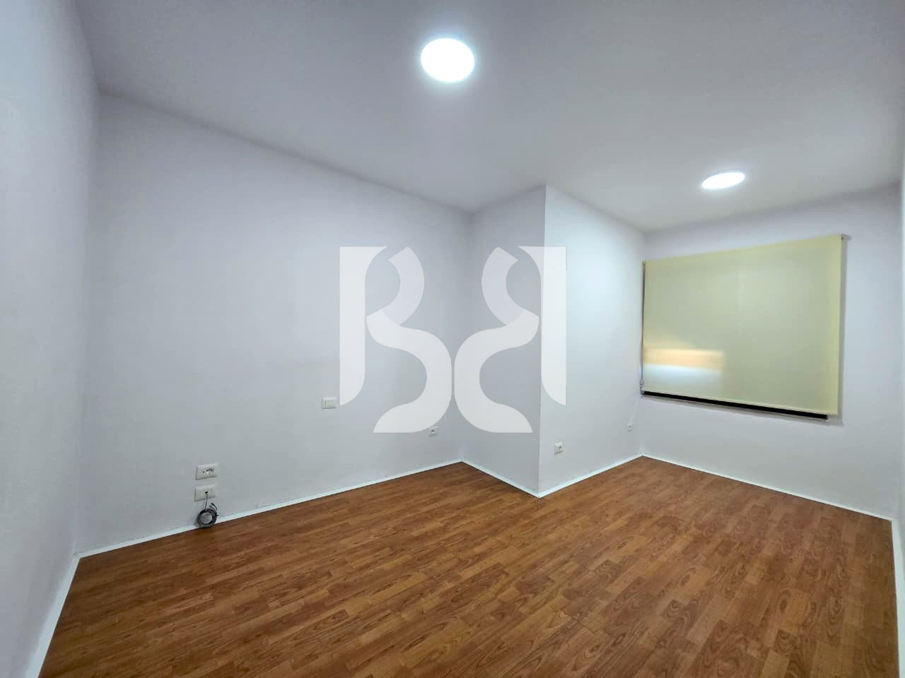 JEPET ME QIRA AMBIENT PËR ZYRA NË BLLOK – PRANË LIBRIT UNIVERSITAR | 1,300 €/Muaj