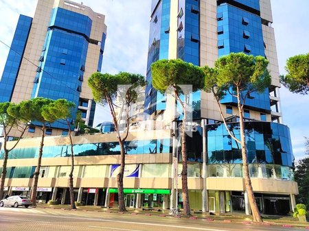 Ambient Zyre me Qira në Kullat Binjake | 94 m² Neto | 16 €/m² Bruto