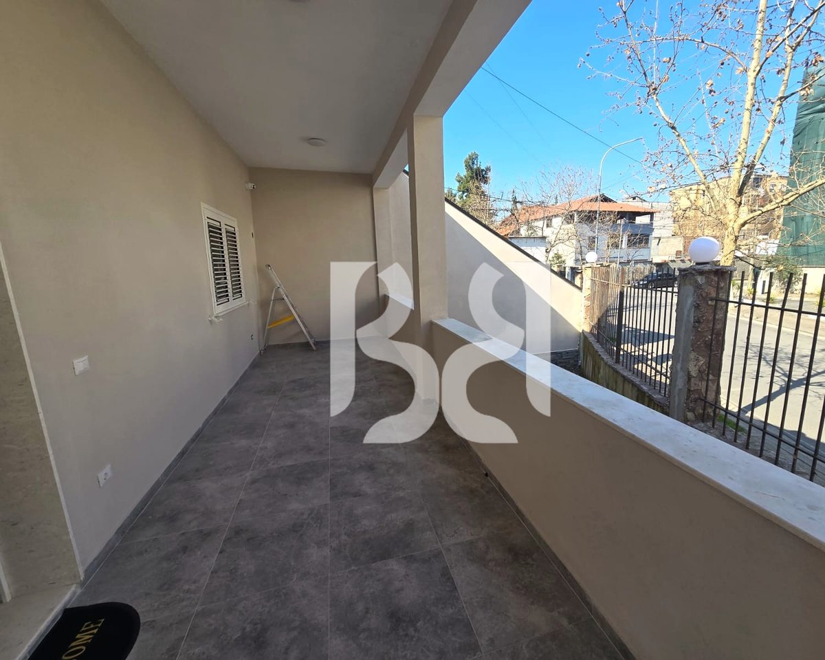 Shtëpi Private me Qira pas Shkollës Harry Fultz – 309 m² | Oborr i Madh | 2 Parkime | 120,000 Lekë