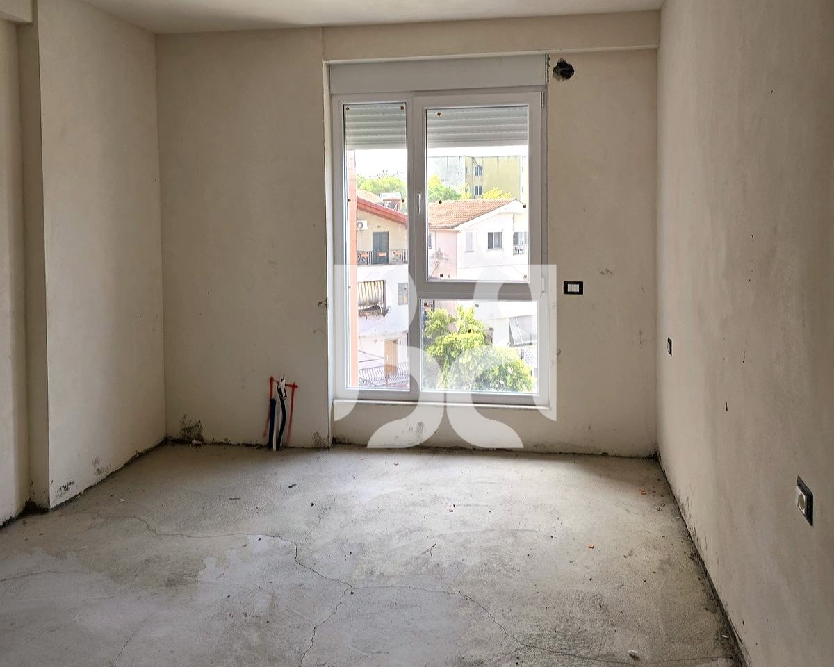 Shitet Apartament 2+1+2 pas Ambasadës Amerikane | 105.34 m² | Pallat i Ri 2026 | 2,650 €/m²