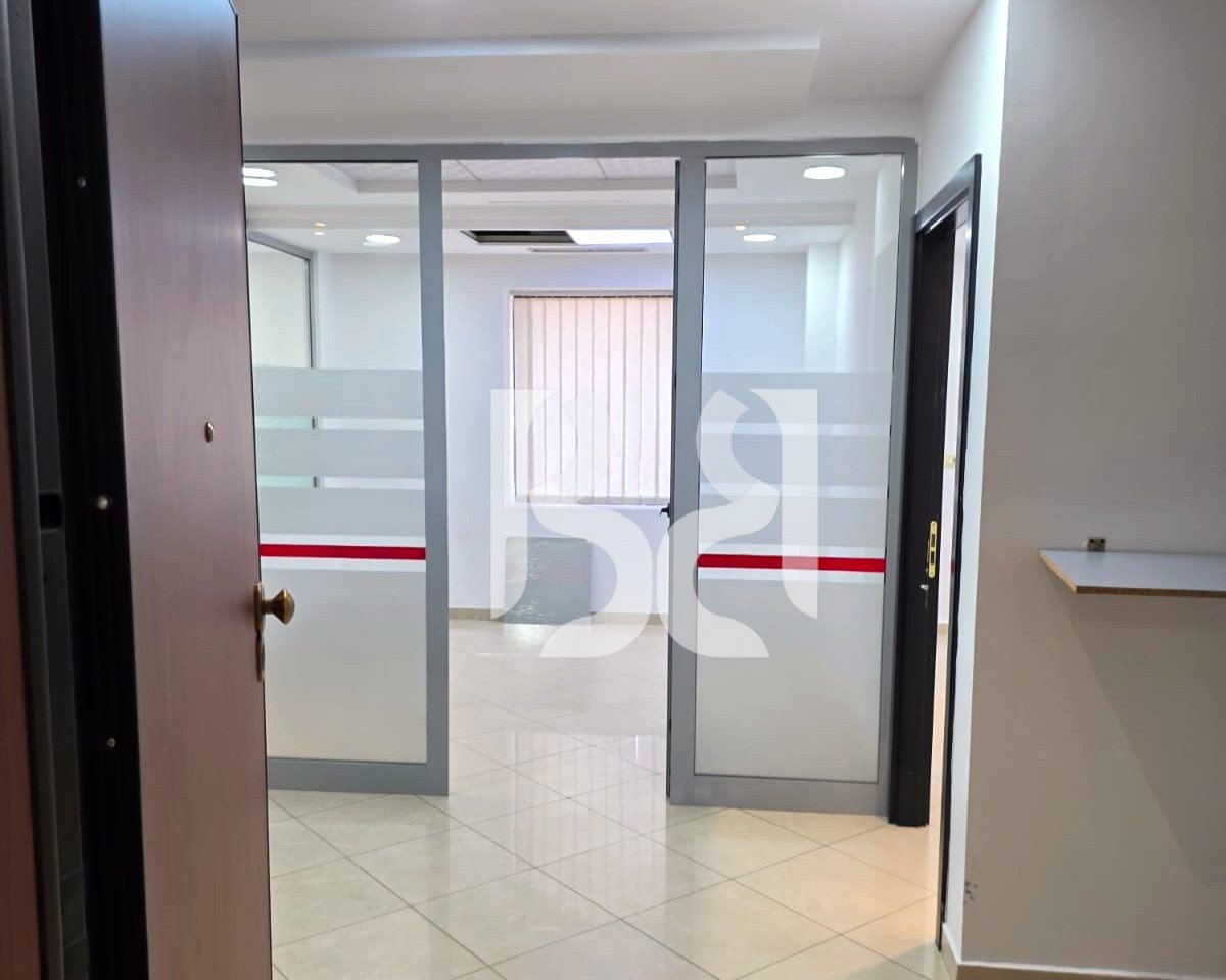 Ambient Zyre me Qira në Kullat Binjake | 94 m² Neto | 16 €/m² Bruto