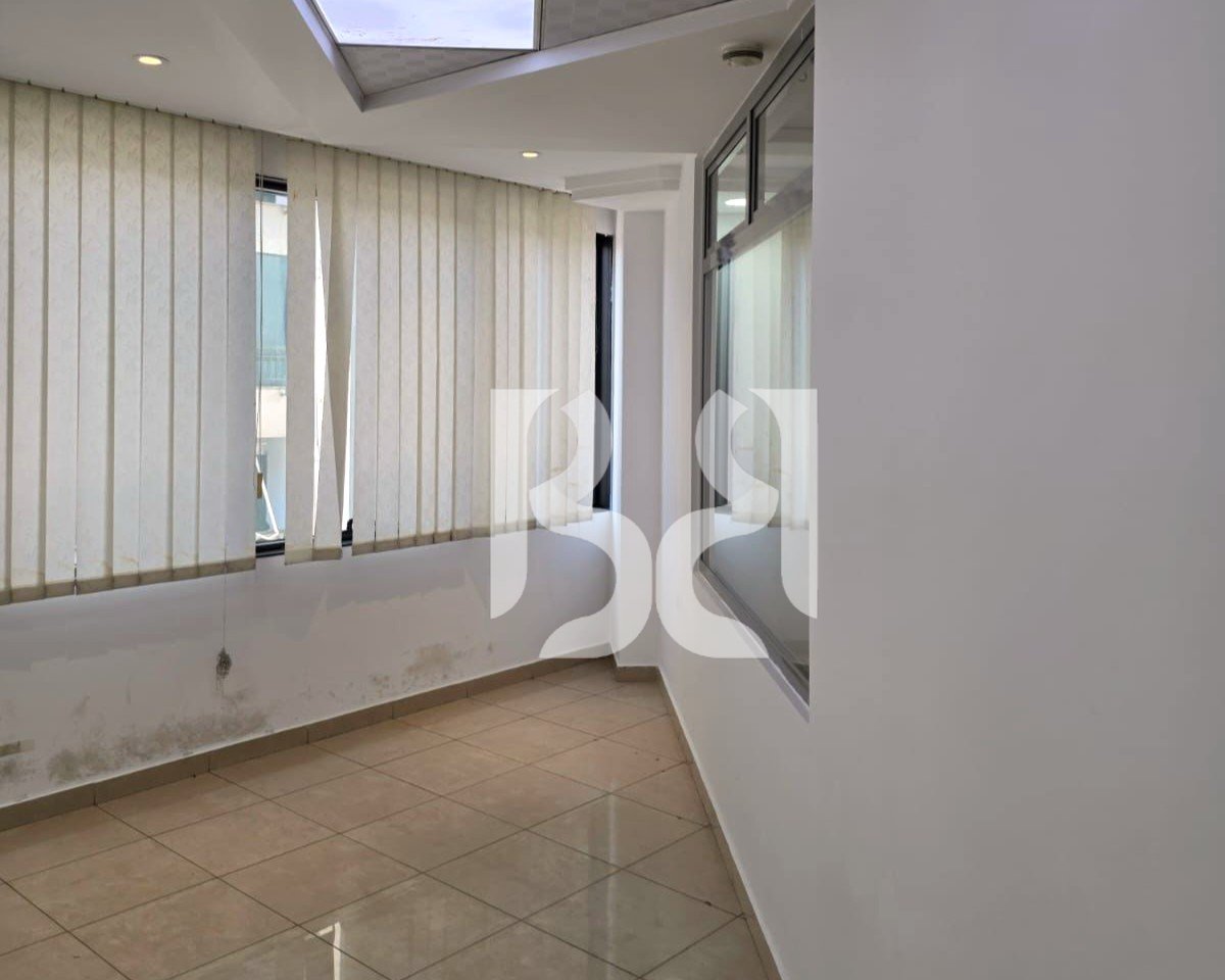 Ambient Zyre me Qira në Kullat Binjake | 94 m² Neto | 16 €/m² Bruto