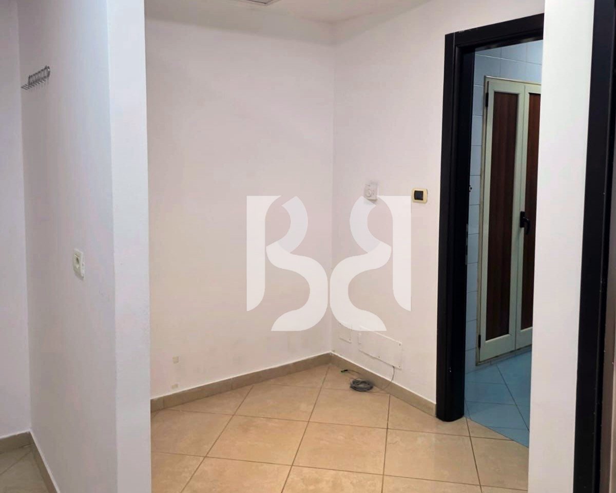 Ambient Zyre me Qira në Kullat Binjake | 94 m² Neto | 16 €/m² Bruto