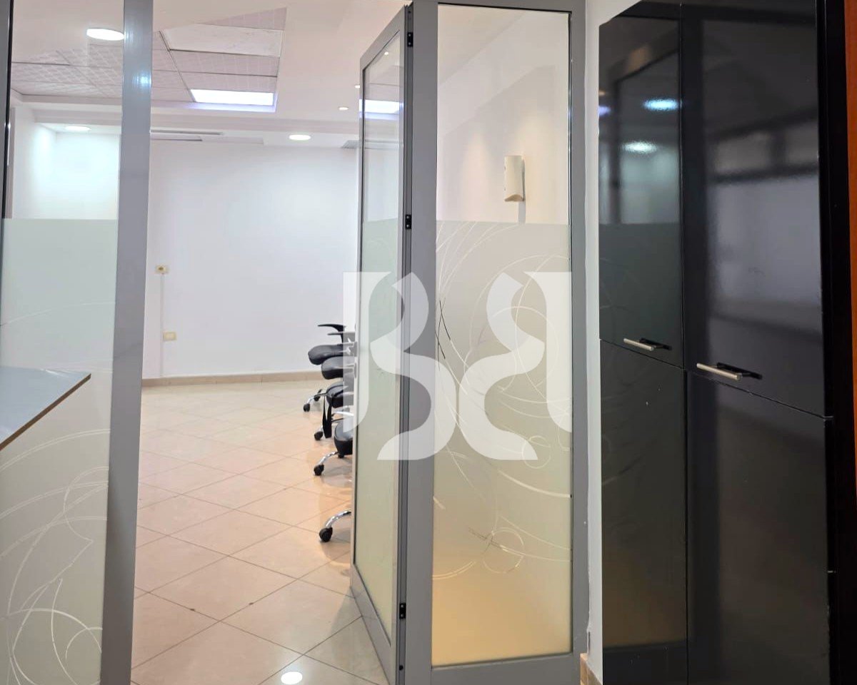 Ambient Zyre me Qira në Kullat Binjake | 94 m² Neto | 16 €/m² Bruto