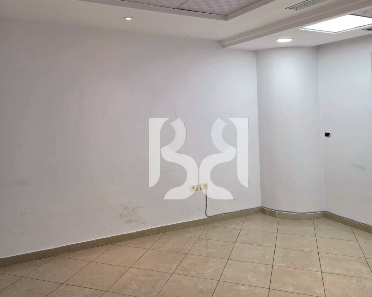Ambient Zyre me Qira në Kullat Binjake | 94 m² Neto | 16 €/m² Bruto