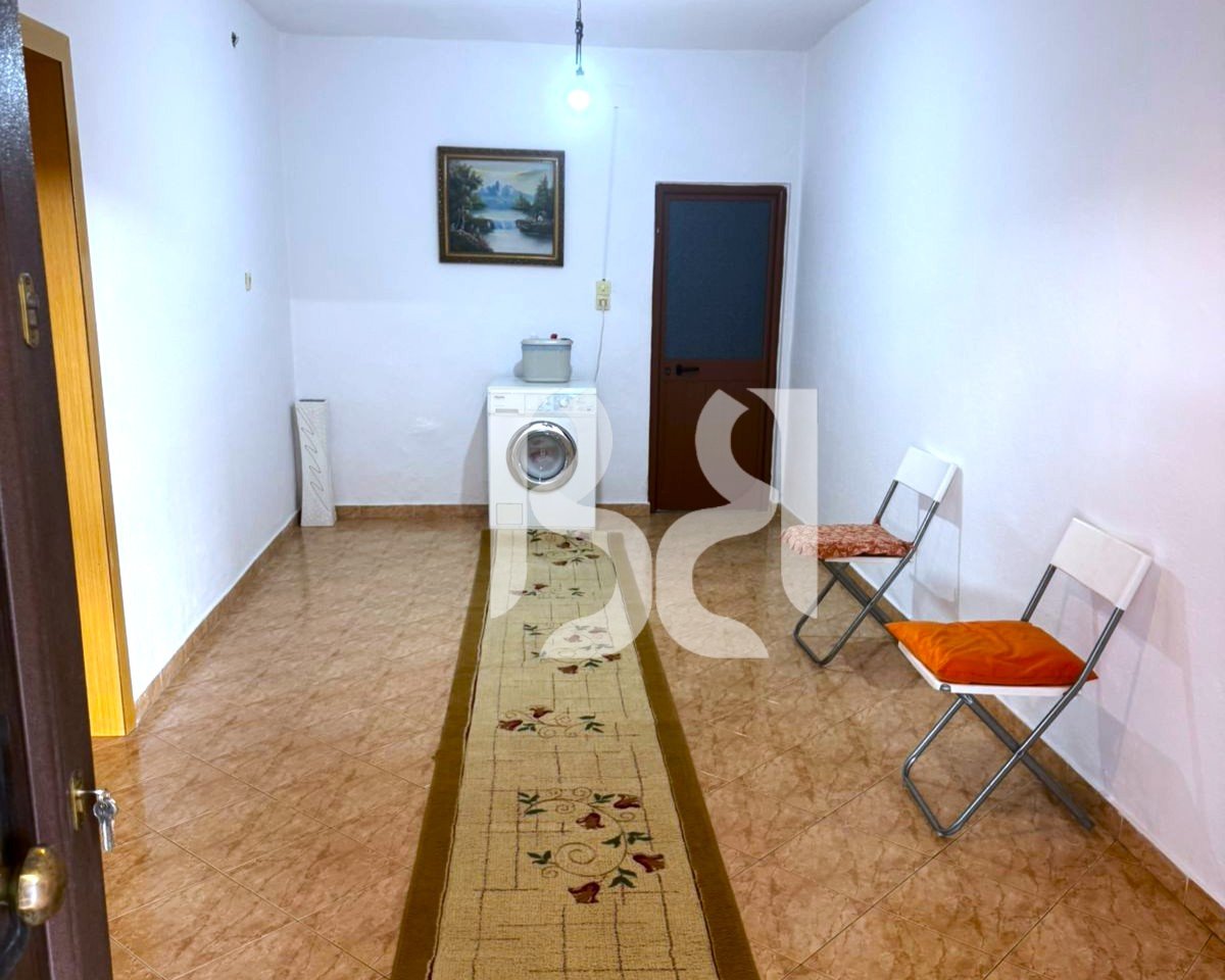 Shtëpi Private 2+1 me Qira në Rrugën 5-Maji | 1 Kat | Oborr | Parkim | 60,000 Lekë