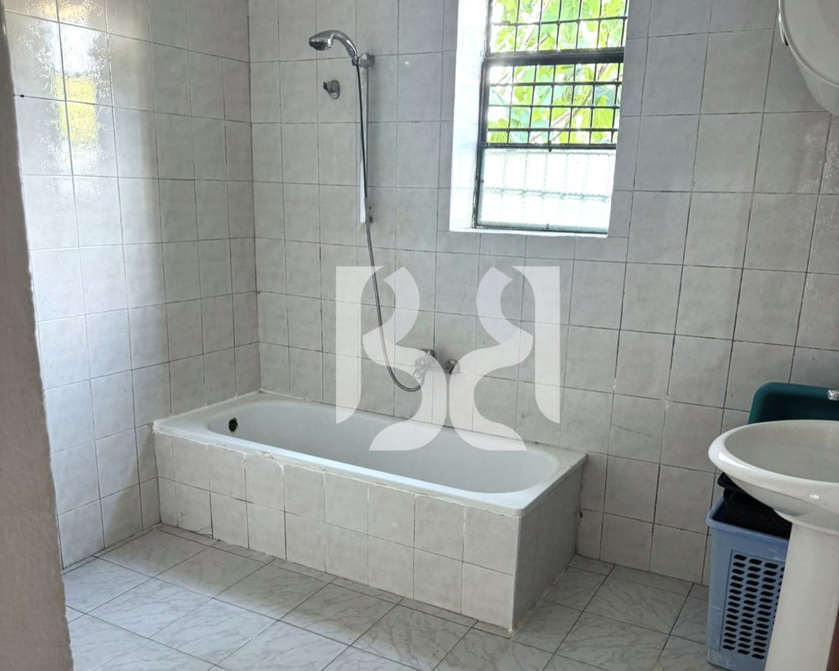 Shtëpi Private 2+1 me Qira në Rrugën 5-Maji | 1 Kat | Oborr | Parkim | 60,000 Lekë