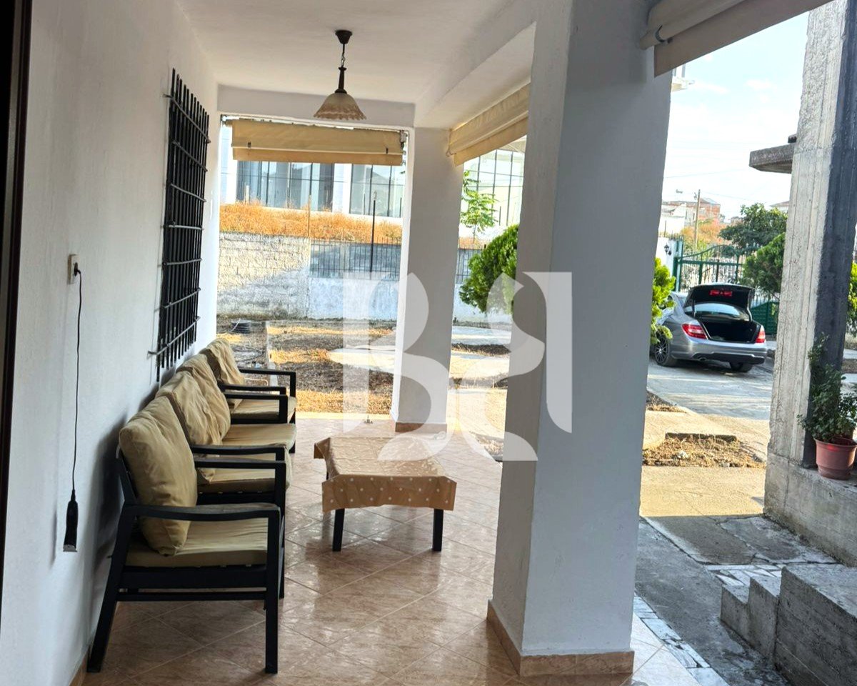Shtëpi Private 2+1 me Qira në Rrugën 5-Maji | 1 Kat | Oborr | Parkim | 60,000 Lekë