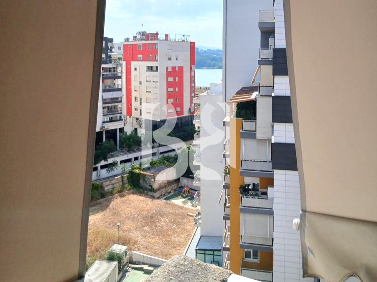 APARTAMENT 2+1+ BALLKON ME QIRA TEK RRUGA E KOSOVAREVE