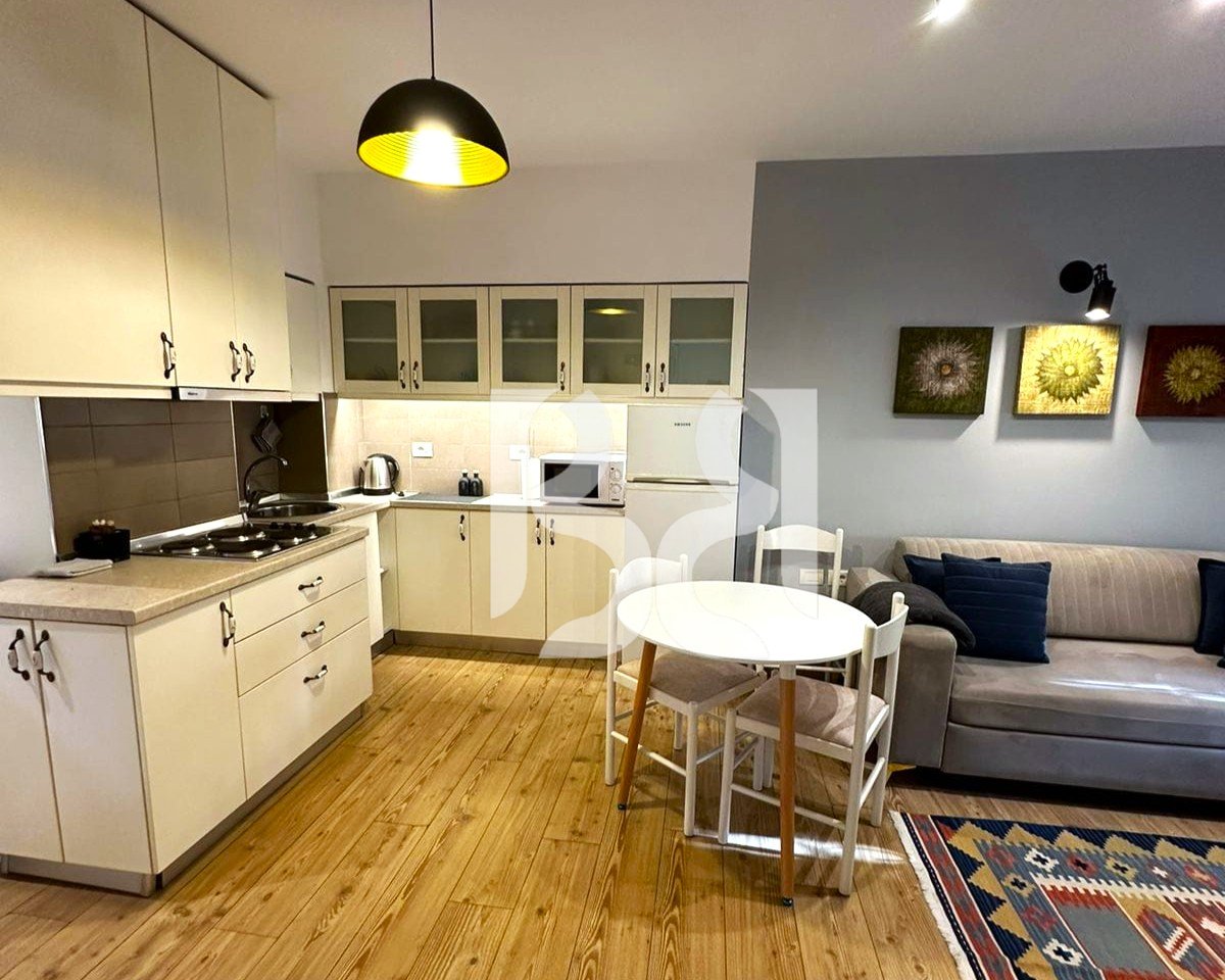 Apartament 1+1 me Qira në Rrugën e Elbasanit – 77 m² | Kati 1 | Totalisht i Mobiluar | 65,000 Lekë