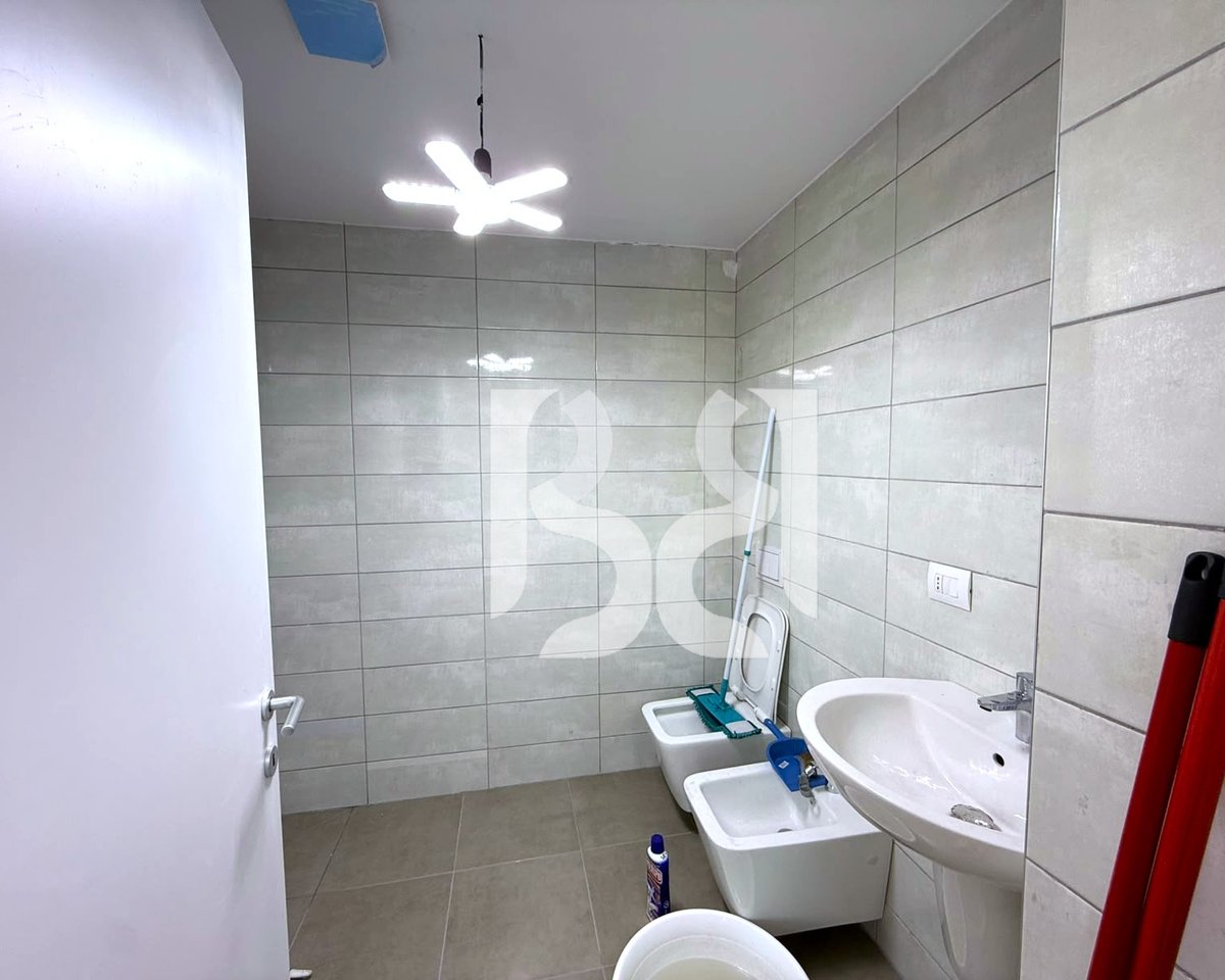 Zyrë me Qira në Kompleksin Akses Tirana – Ish-Dogana | 118 m² | Kati 3 | 80,000 Lekë/Muaj