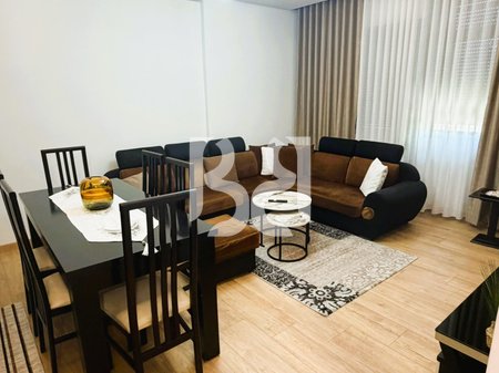 APARTAMENT 2+1 ME QIRA PRANE RESTORANT FRESKU